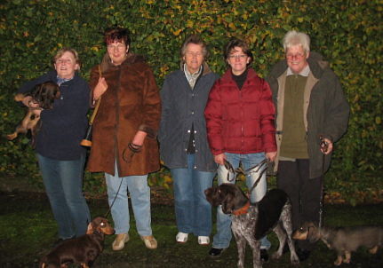 Kris (noch ein wenig aufgeregt), Noah, der junge Leon und Cicily... eine bunte Hundegesellschaft!