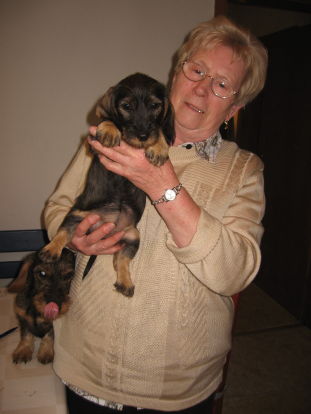 Halbschwester Olga schaut neugierig zu.....